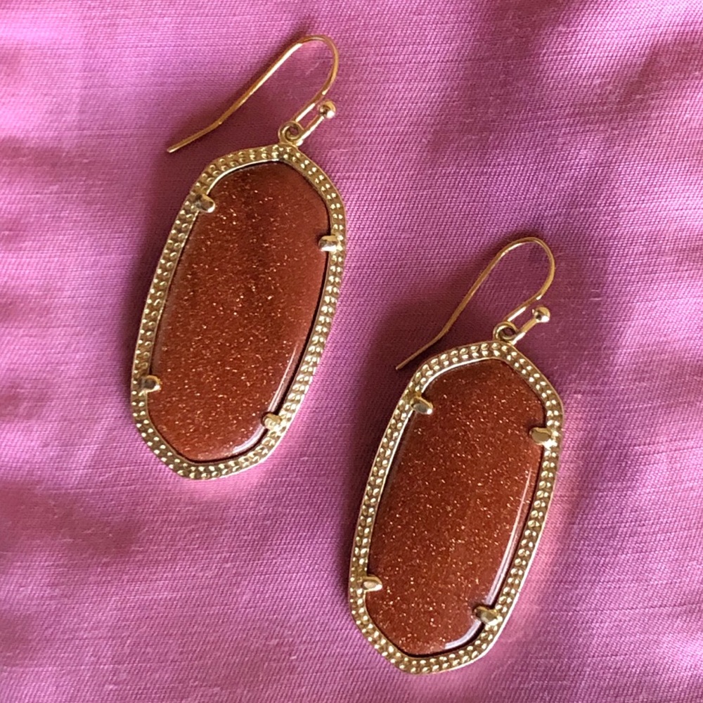 Kendra Scott signature earring “Elle”